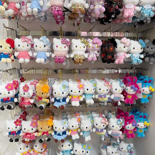 国内现货日本正版三丽鸥Hello Kitty50周年黑色 格子婴儿服挂件