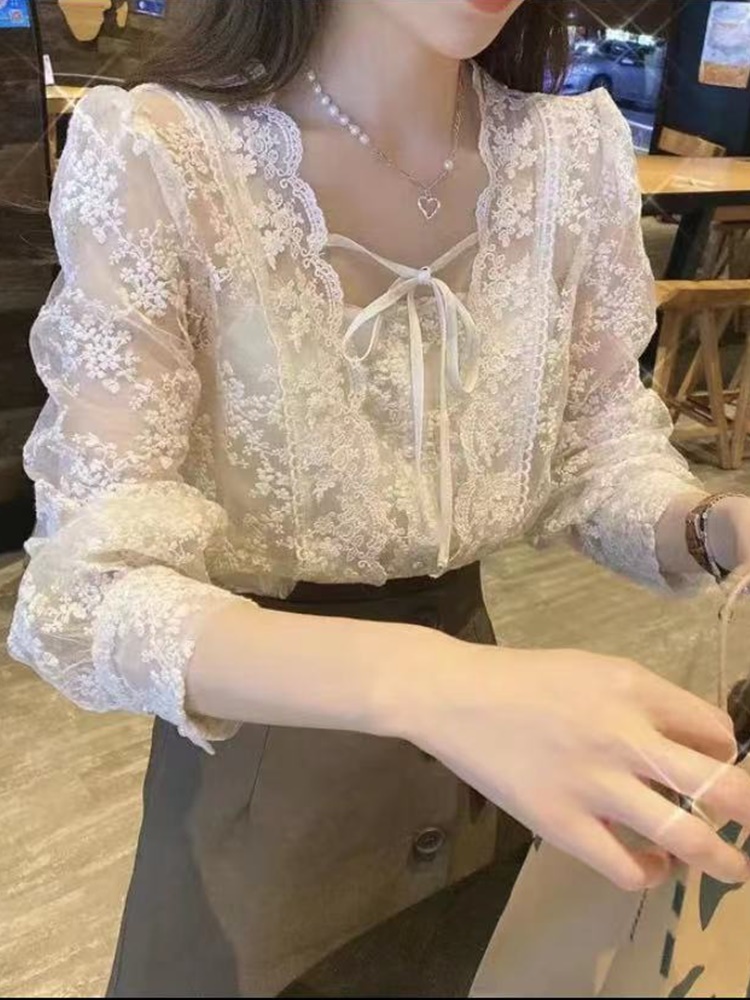 花朵刺绣长袖蕾丝衬衫女秋法式气质方领锁骨心机小衫网纱透视上衣