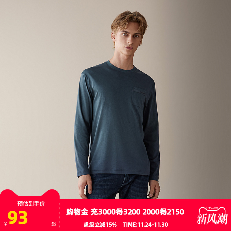 前胸口袋处品牌LOGO织带装饰，突显休闲感