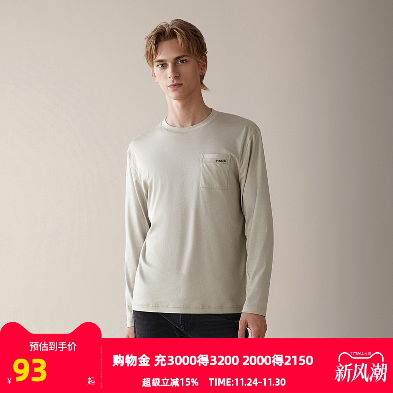 前胸口袋处品牌LOGO织带装饰