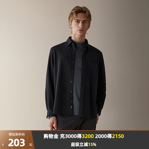 前胸口贴袋，兼具实用与设计