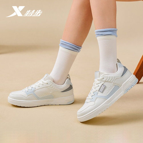 特步秋季新款女皮面小白鞋
