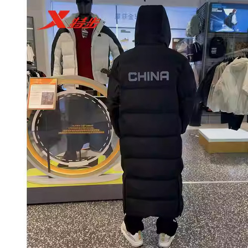 特步CHINA中长款连帽鹅绒服男2025冬锁温保暖羽绒服975429640143