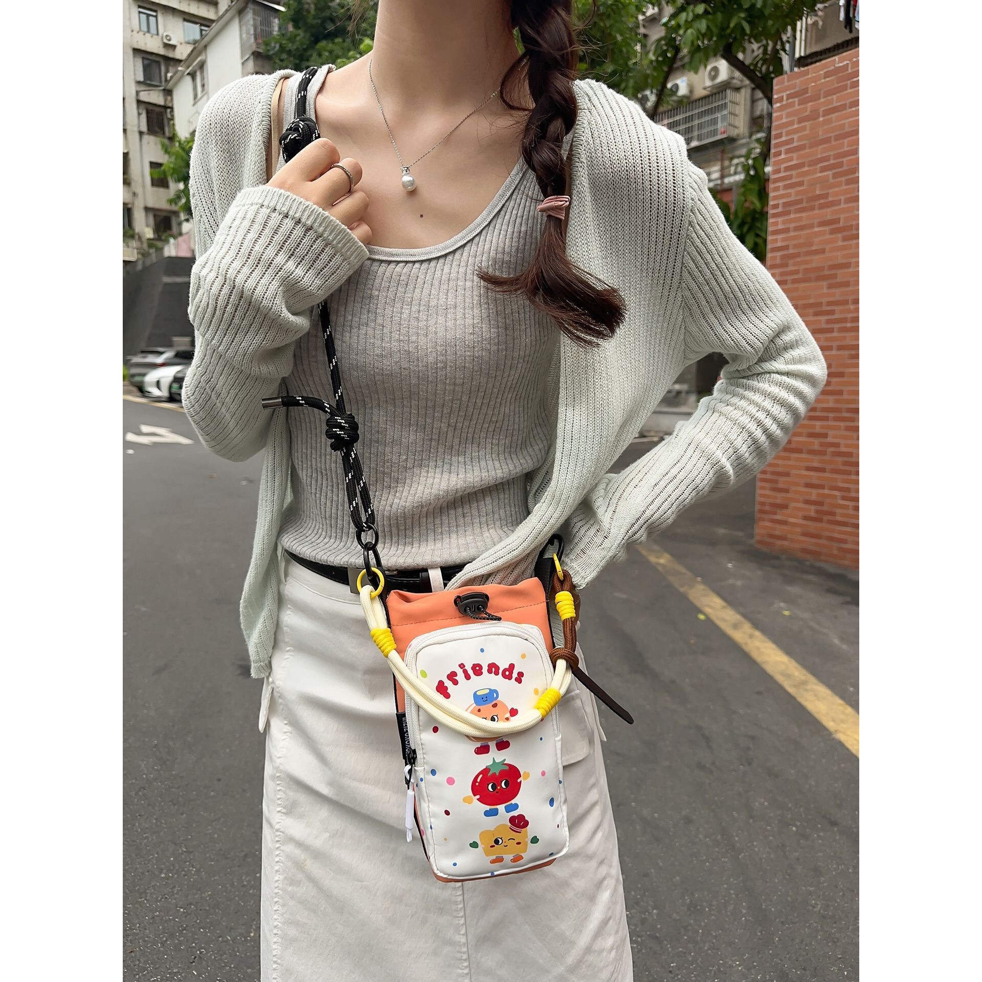 韩国明星同款甜趣手绘涂鸦插画绳带斜挎包潮酷少女出街通勤个性百