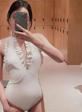 港风复古纯欲风白色荷叶边连体泳衣女高级感显瘦遮肚温泉度假泳装