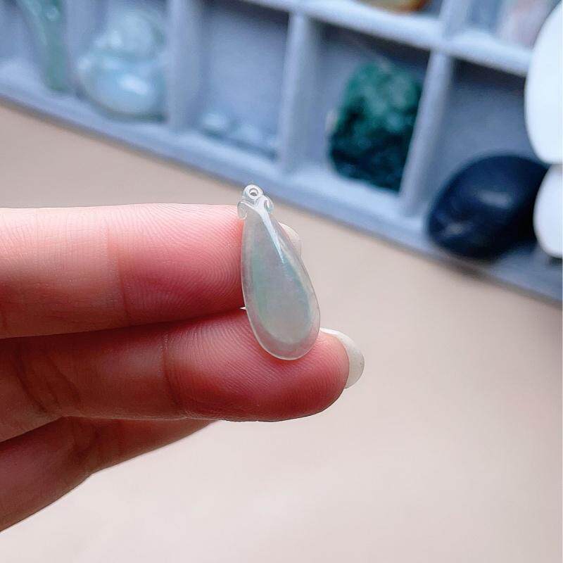 天然翡翠冰种水滴吊坠淡绿飘花