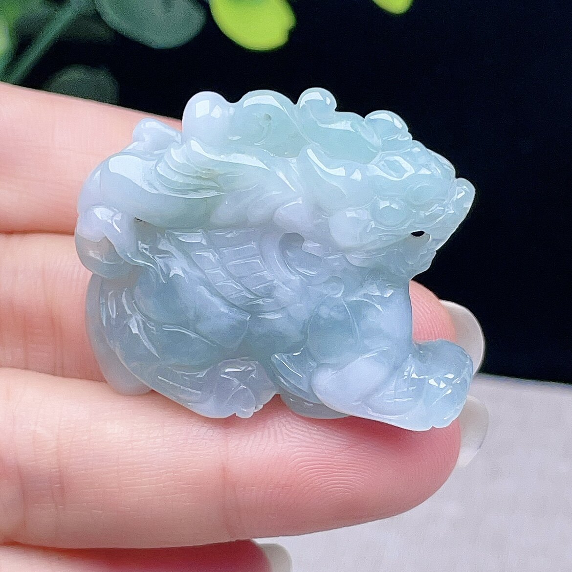 冰糯种乳白淡绿飞天貔貅吊坠入财