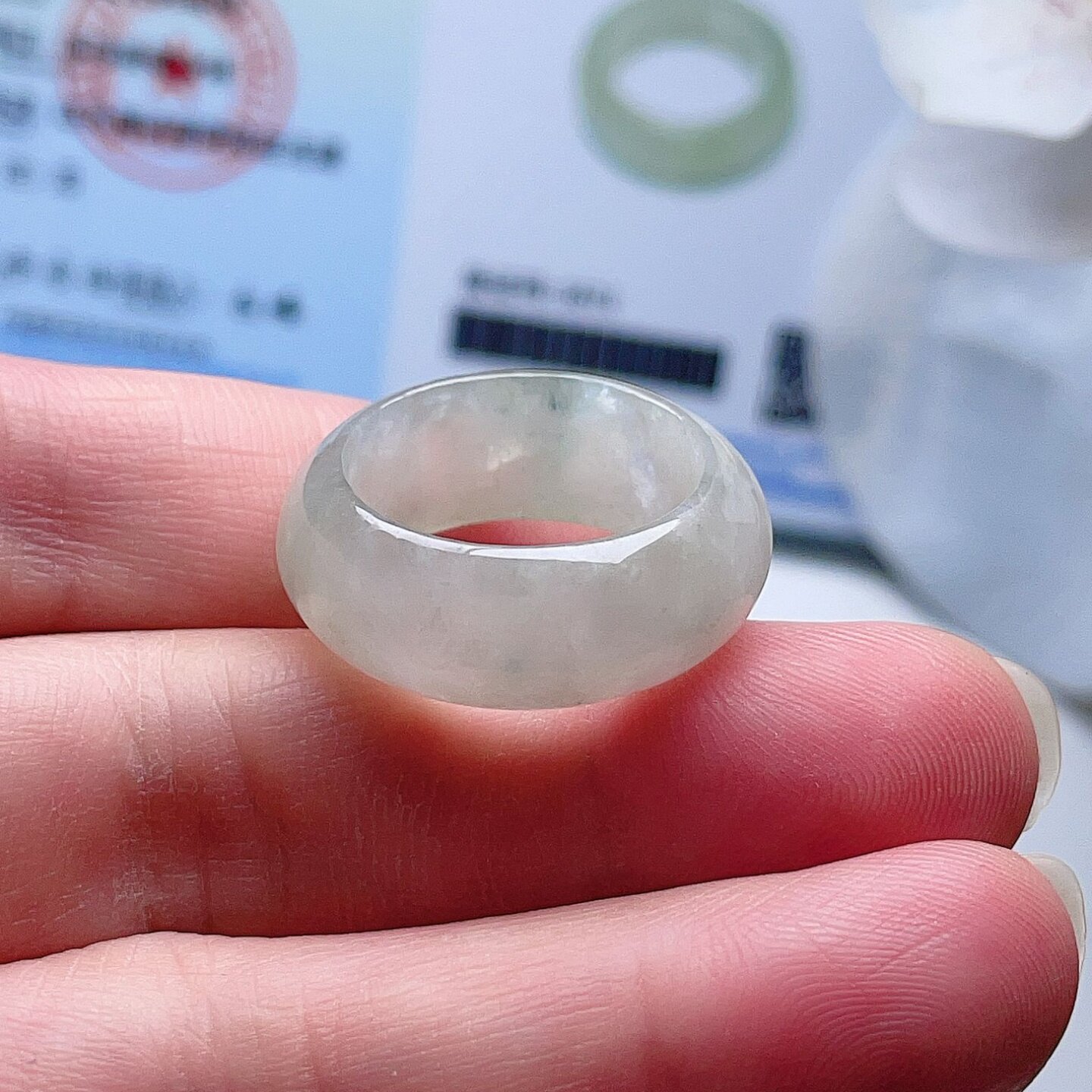 天然翡翠冰种宽边戒指米白淡绿