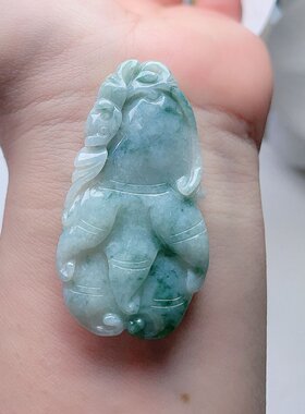 天然翡翠佛手瓜吊坠乳白淡绿飘花