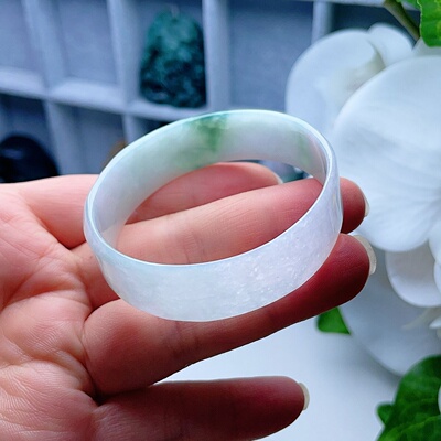 天然翡翠宽边福镯乳白淡绿飘花