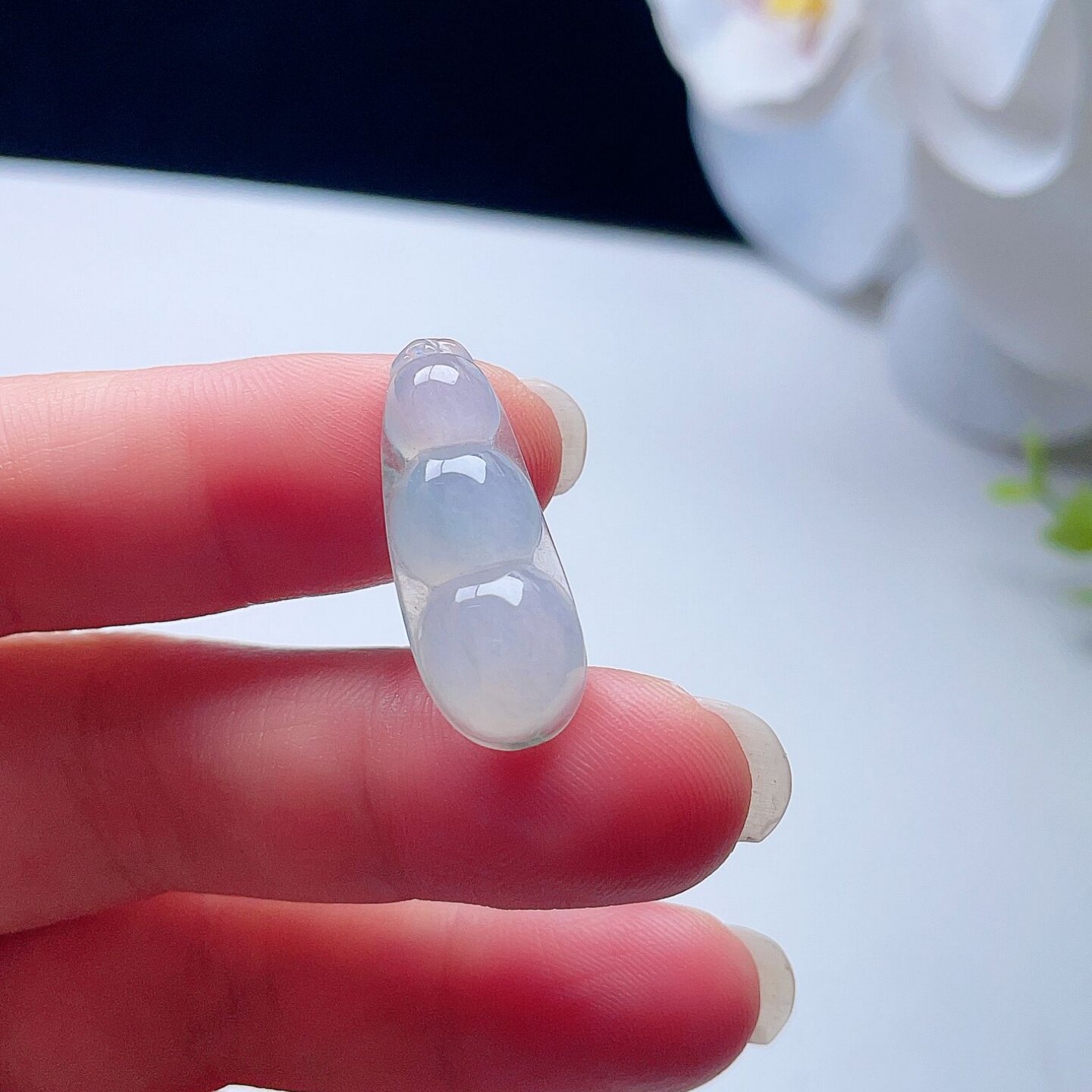 天然翡翠冰种四季豆乳白淡绿飘花