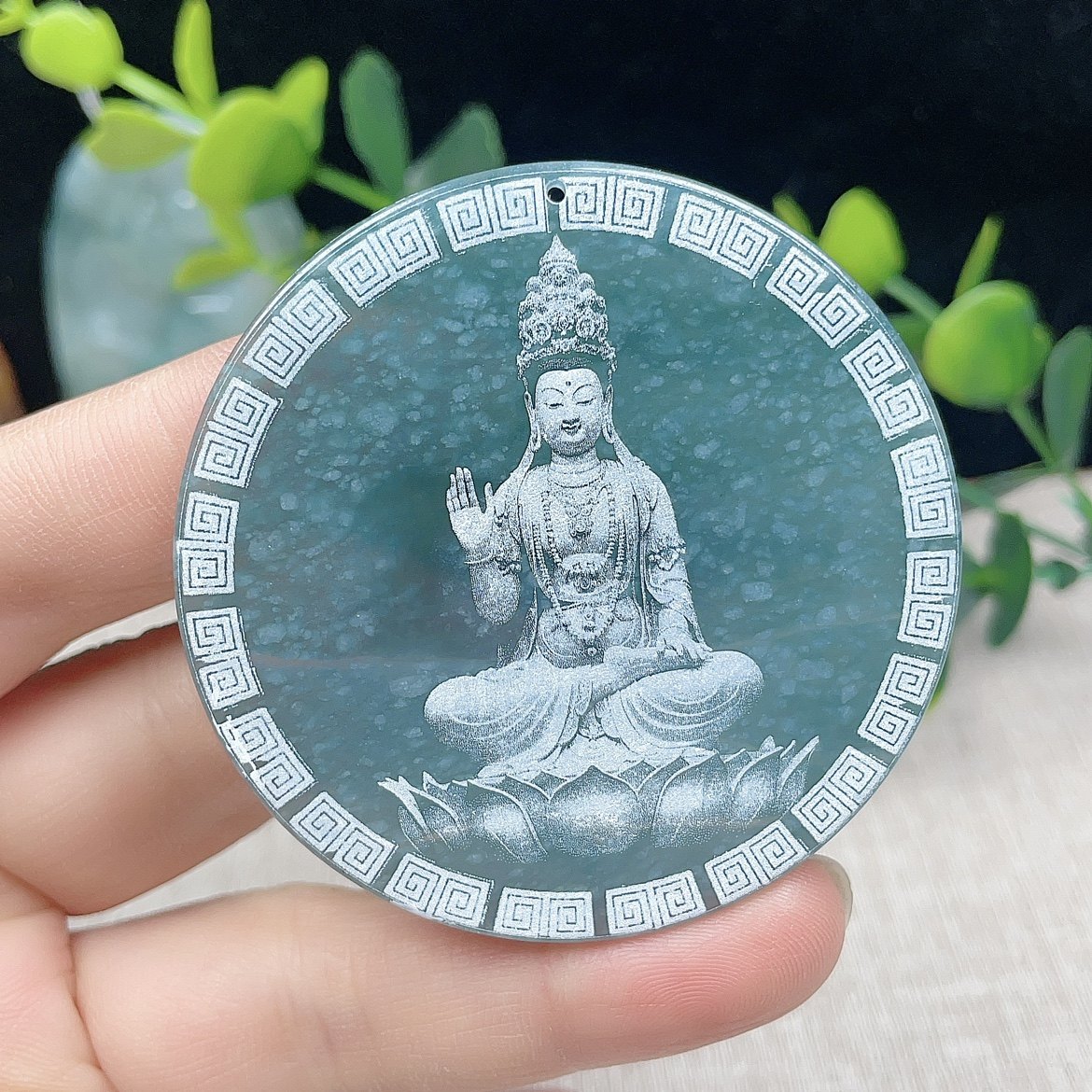 天然翡翠影雕观音吊坠大圆牌