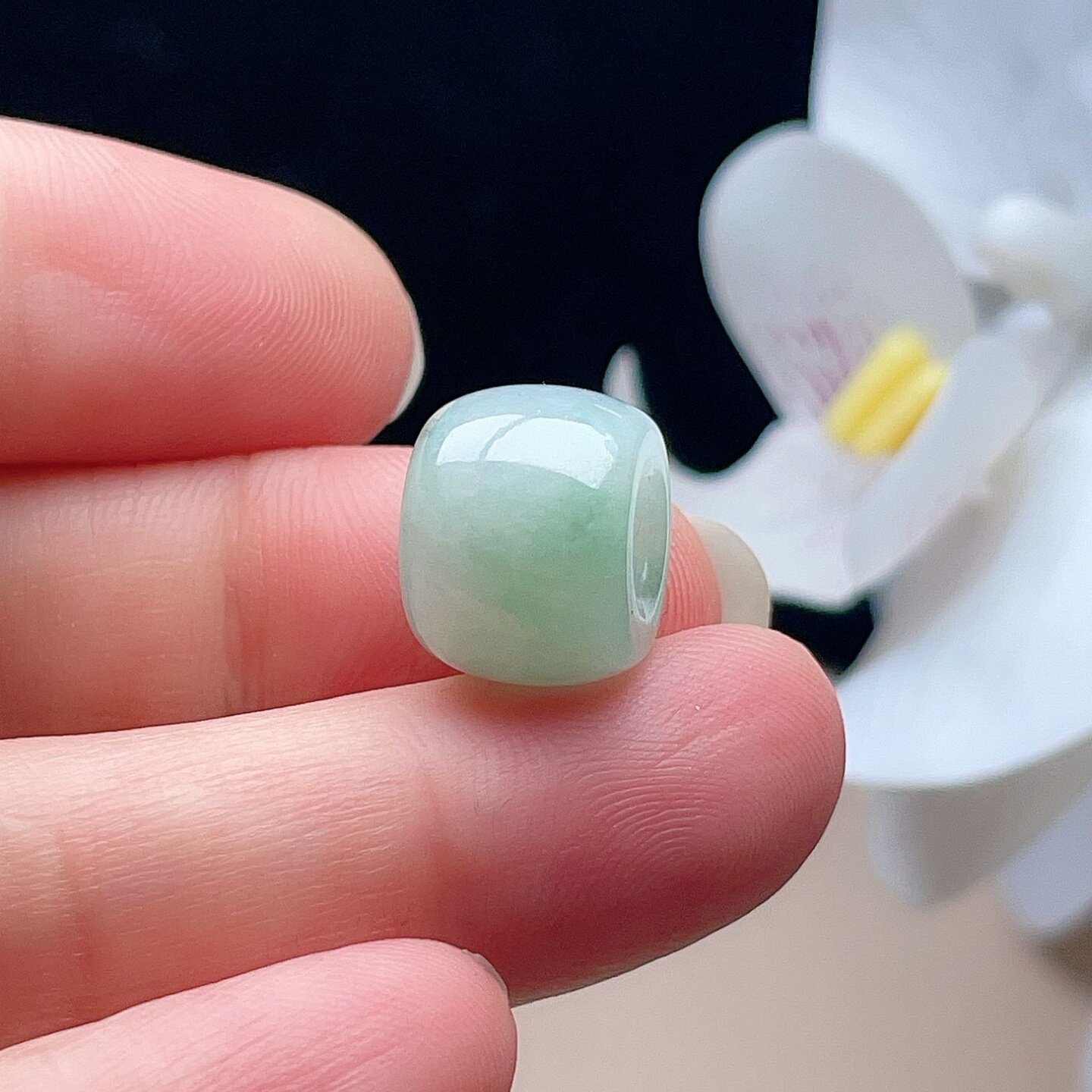 天然翡翠路路通乳白淡绿飘阳绿