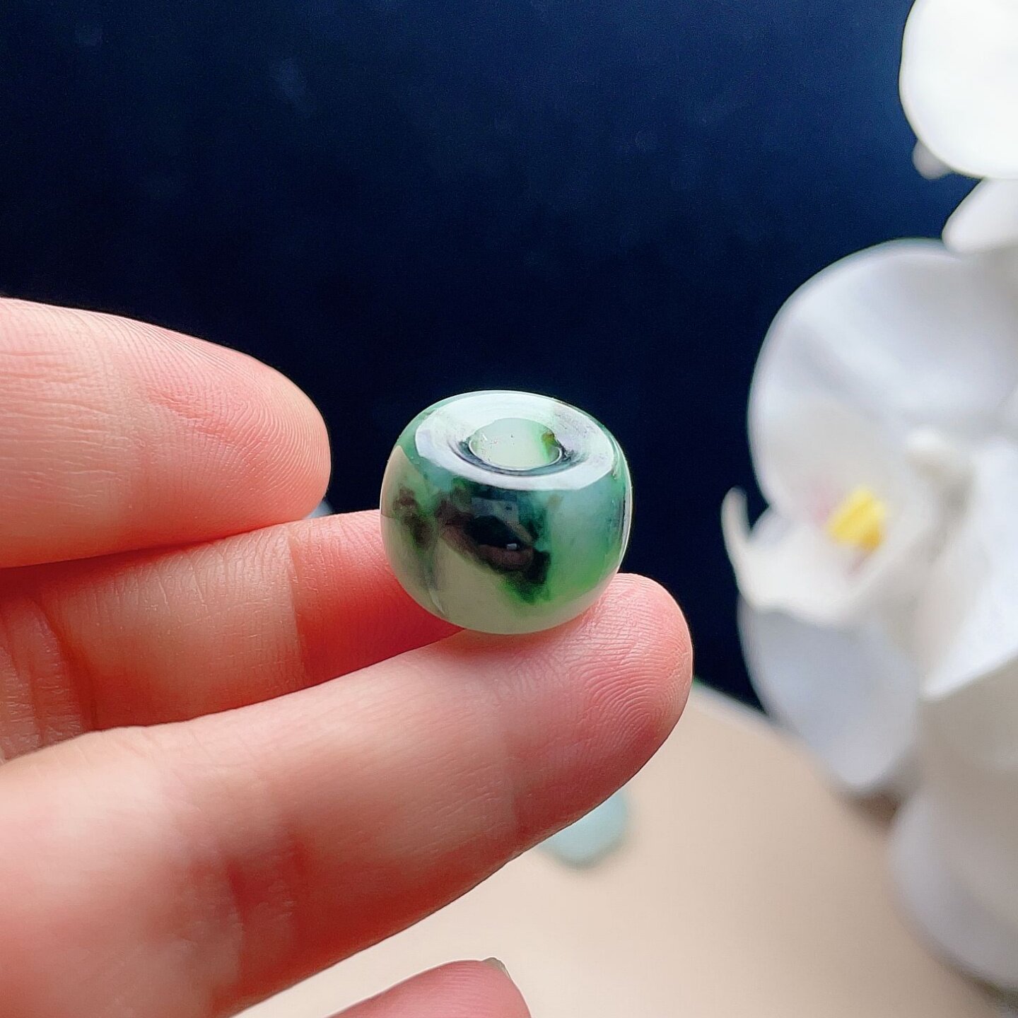 天然翡翠路路通乳白淡绿飘菠菜绿