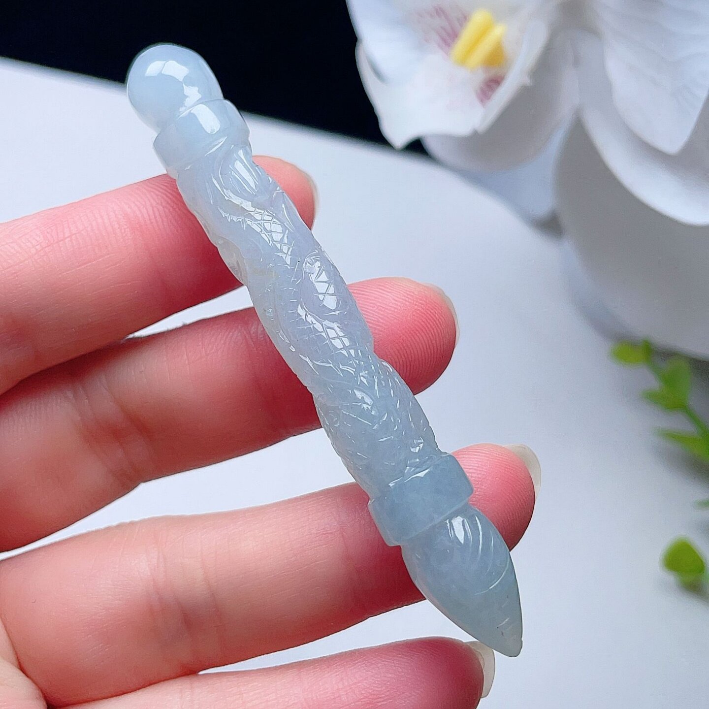 天然翡翠盘龙玉笔吊坠乳白淡绿