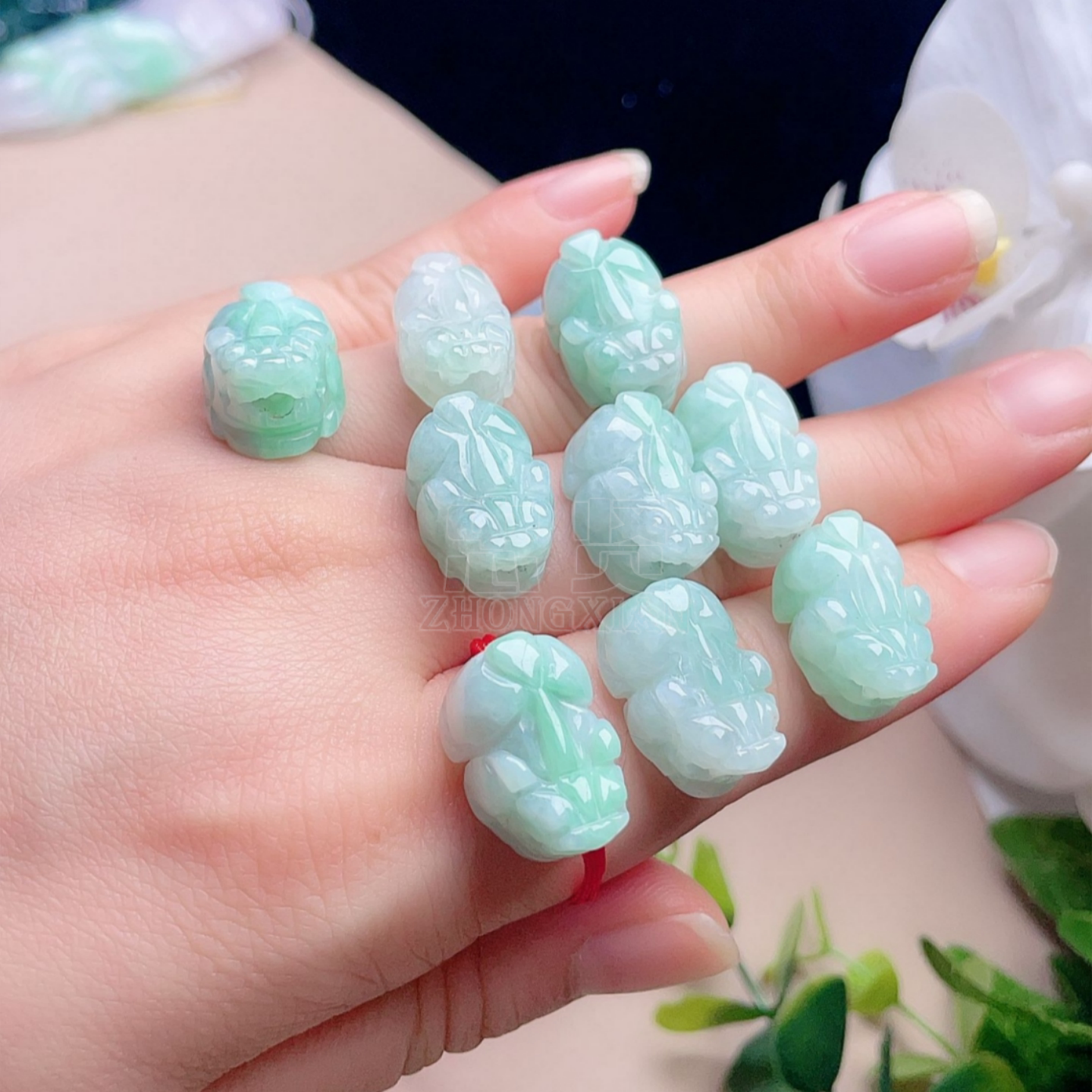 天然翡翠直通孔貔貅乳白飘阳绿