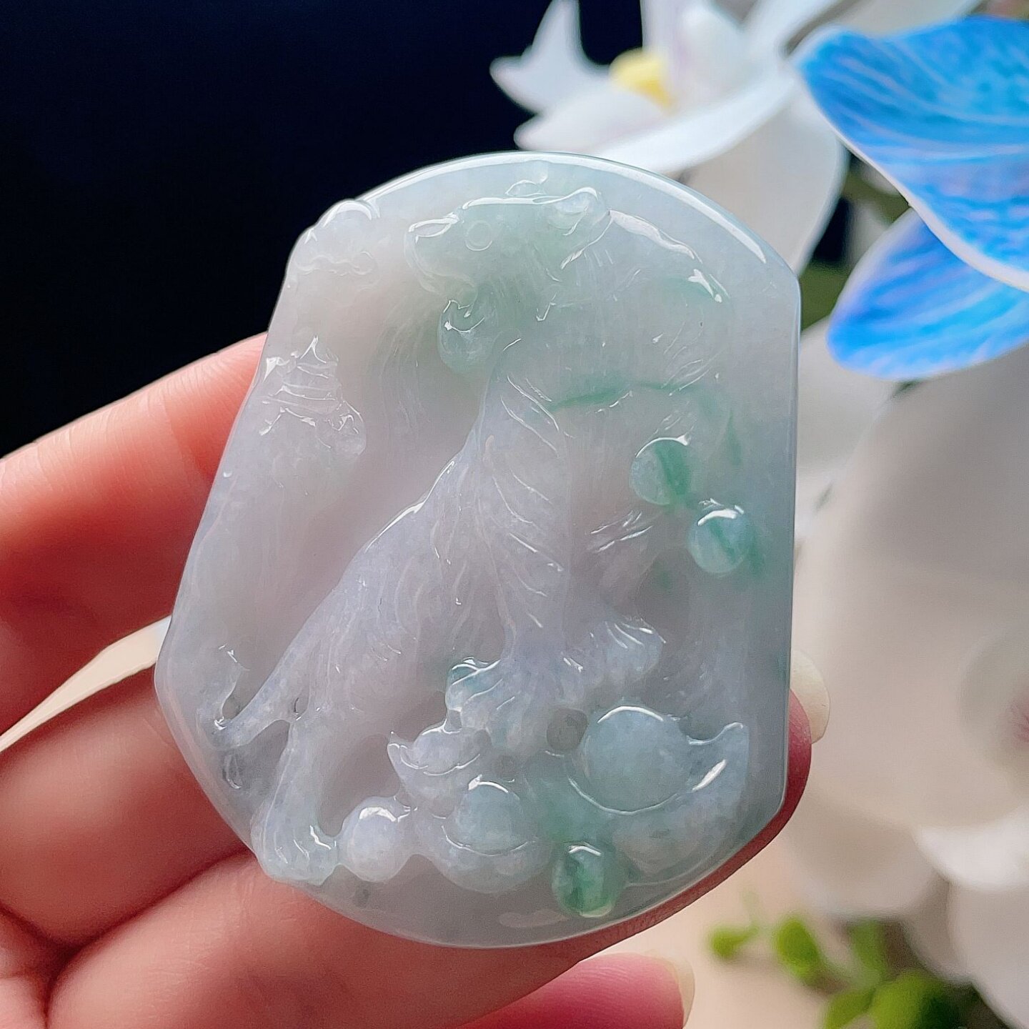 天然翡翠生肖虎吊坠乳白飘阳绿