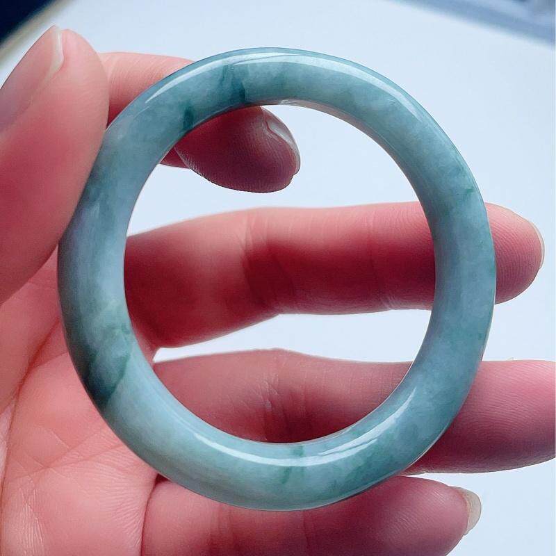 天然翡翠小手镯淡绿飘花清新意境