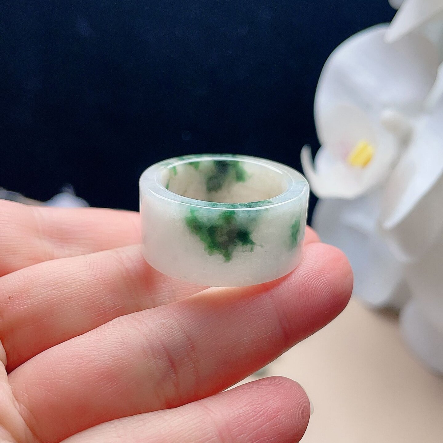 天然翡翠方戒指乳白淡绿飘黄彩
