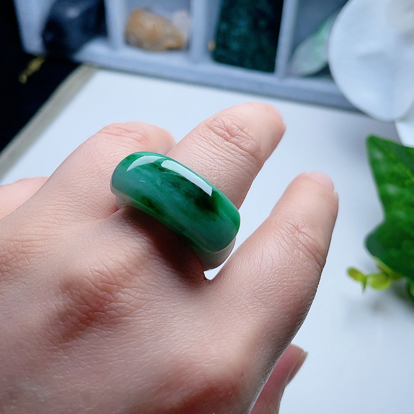 翡翠马鞍戒指乳白淡绿飘辣阳绿