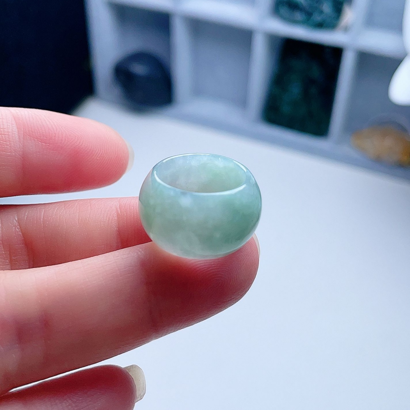 天然翡翠圆鼓扳指淡绿飘花清新