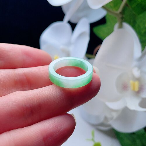 天然翡翠方戒指乳白飘阳绿玉指环