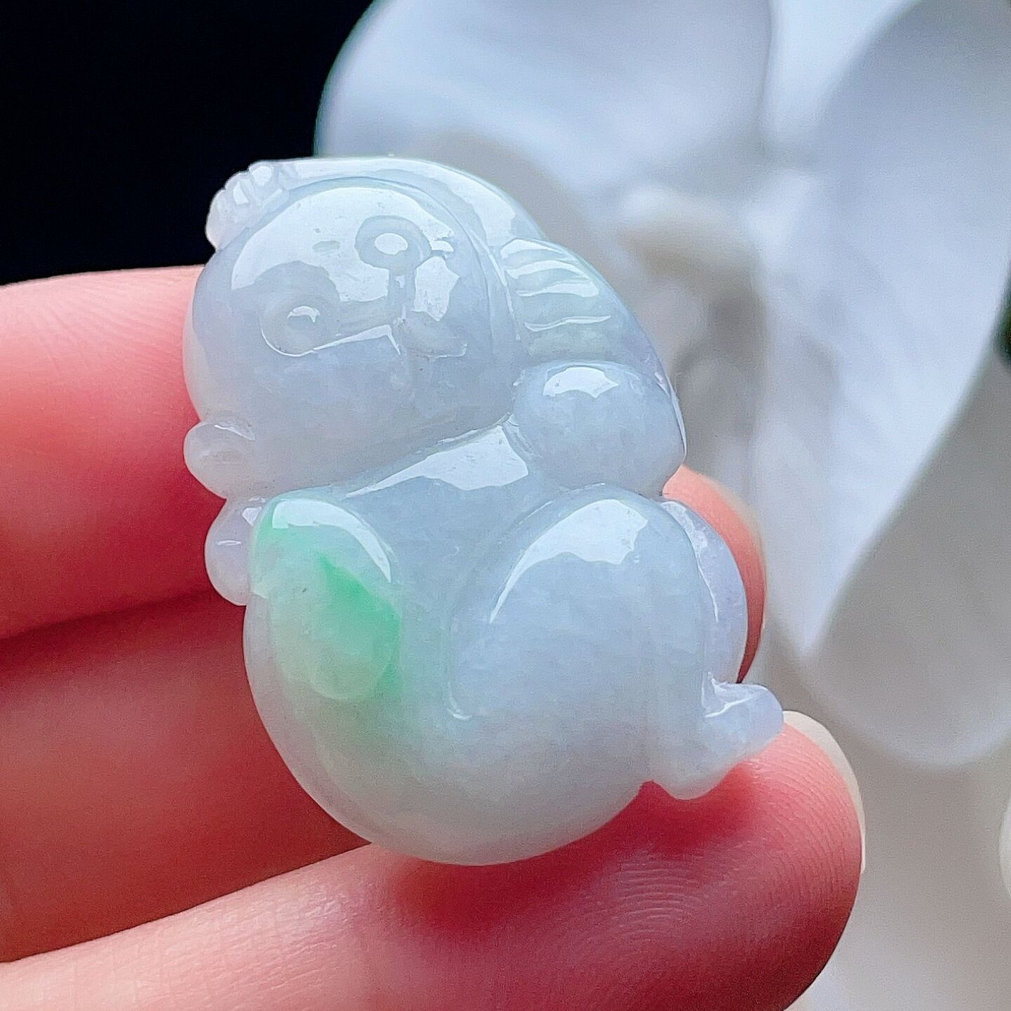 天然翡翠生肖猴吊坠乳白飘阳绿