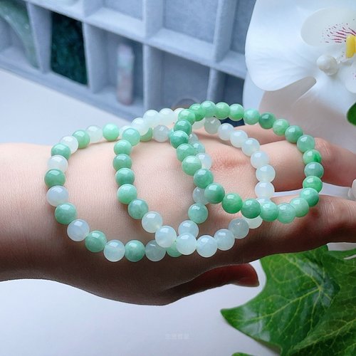 天然翡翠圆珠手链乳白淡阳绿飘花