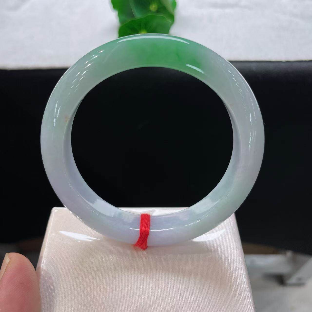 天然A货翡翠手镯淡绿飘花55.5mm缅甸老坑正圈玉镯白底青俏色玉镯