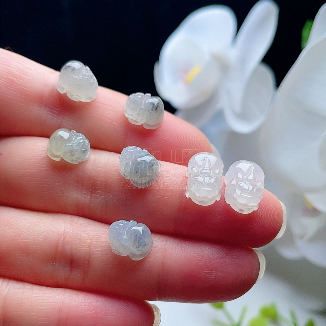 天然翡翠小貔貅吊坠乳白乌鸡飘花