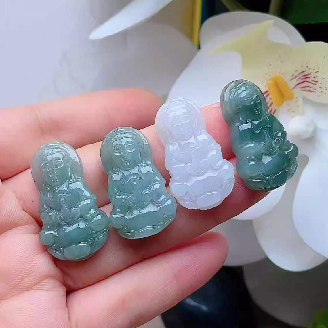 天然翡翠观音吊坠乳白淡绿油青