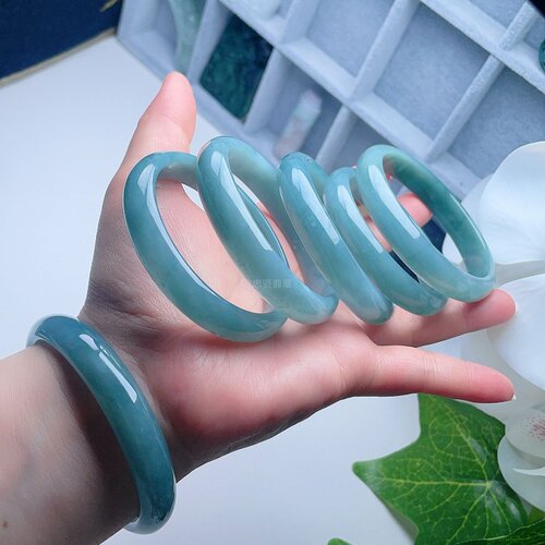 真品翡翠手镯晴水绿飘花圆条宽边