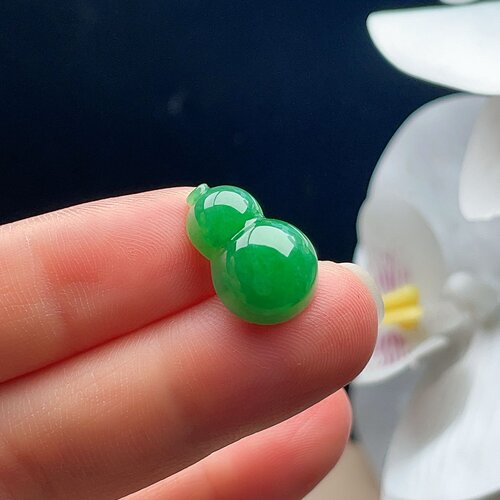 天然翡翠厚装葫芦吊坠满绿辣阳绿