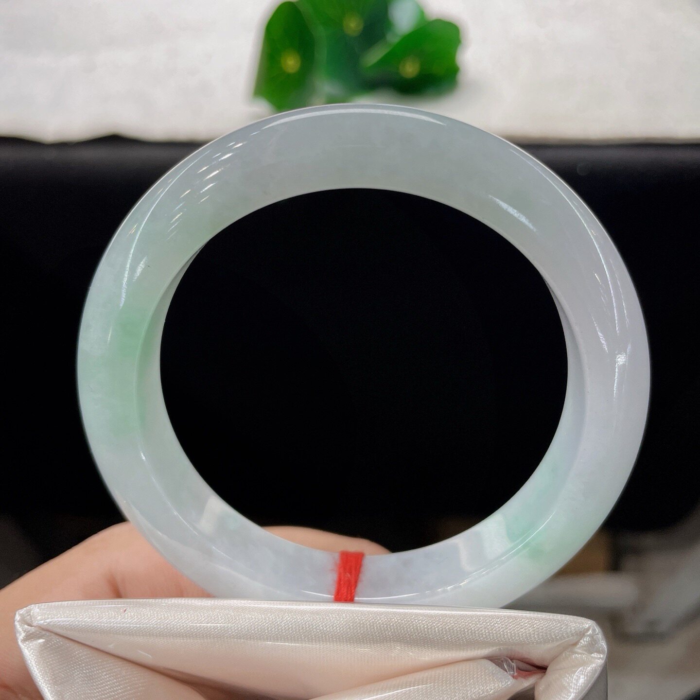 天然A货翡翠冰糯手镯飘绿飘花56.8mm缅甸老坑玉镯白底淡绿手环