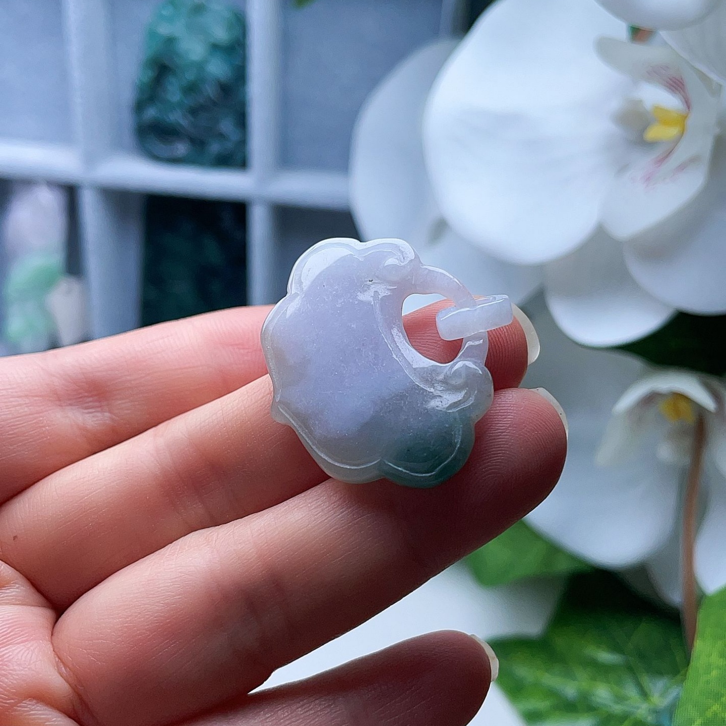 天然翡翠如意锁乳白紫底飘一抹绿