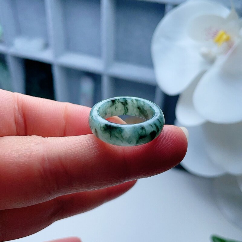 天然翡翠宽边戒指淡菠菜绿飘花