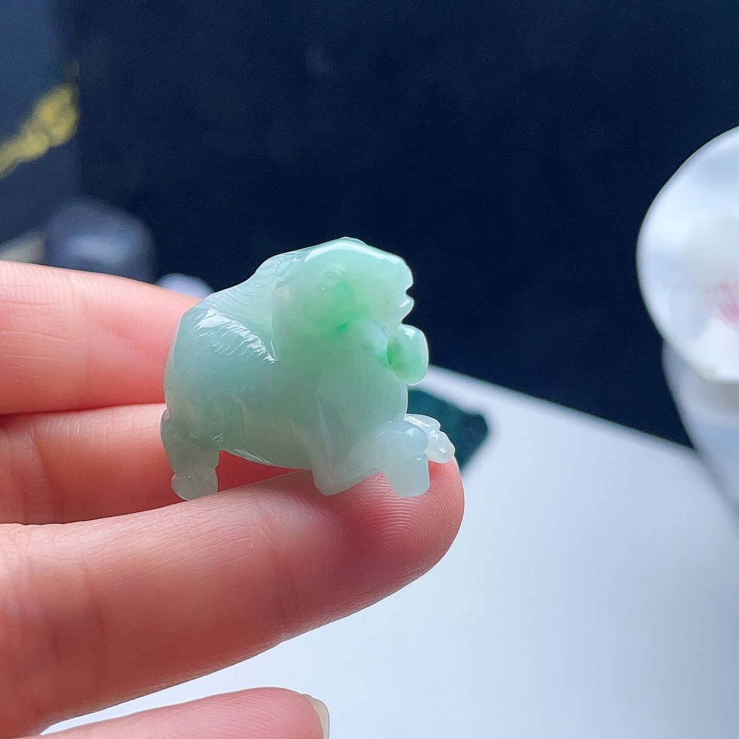 天然翡翠立体马吊坠淡阳绿飘花