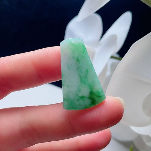 天然翡翠方无事牌乳白淡阳绿飘花