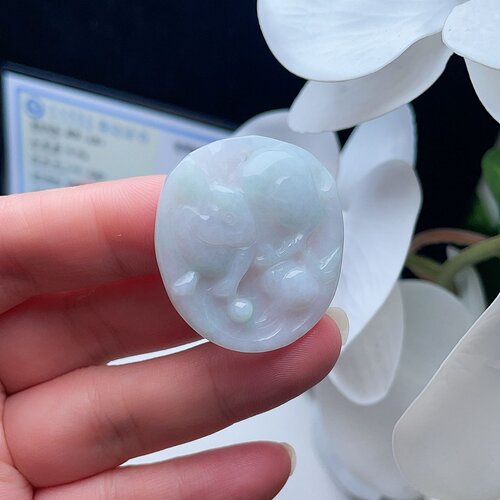 天然翡翠生肖兔吊坠乳白淡绿双彩