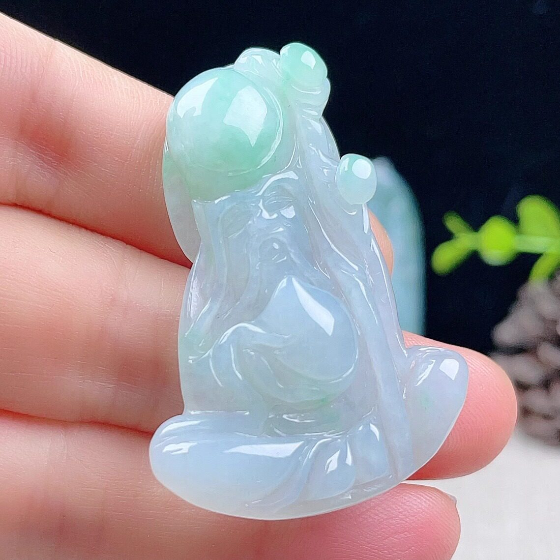 天然翡翠寿星公吊坠淡绿飘阳绿