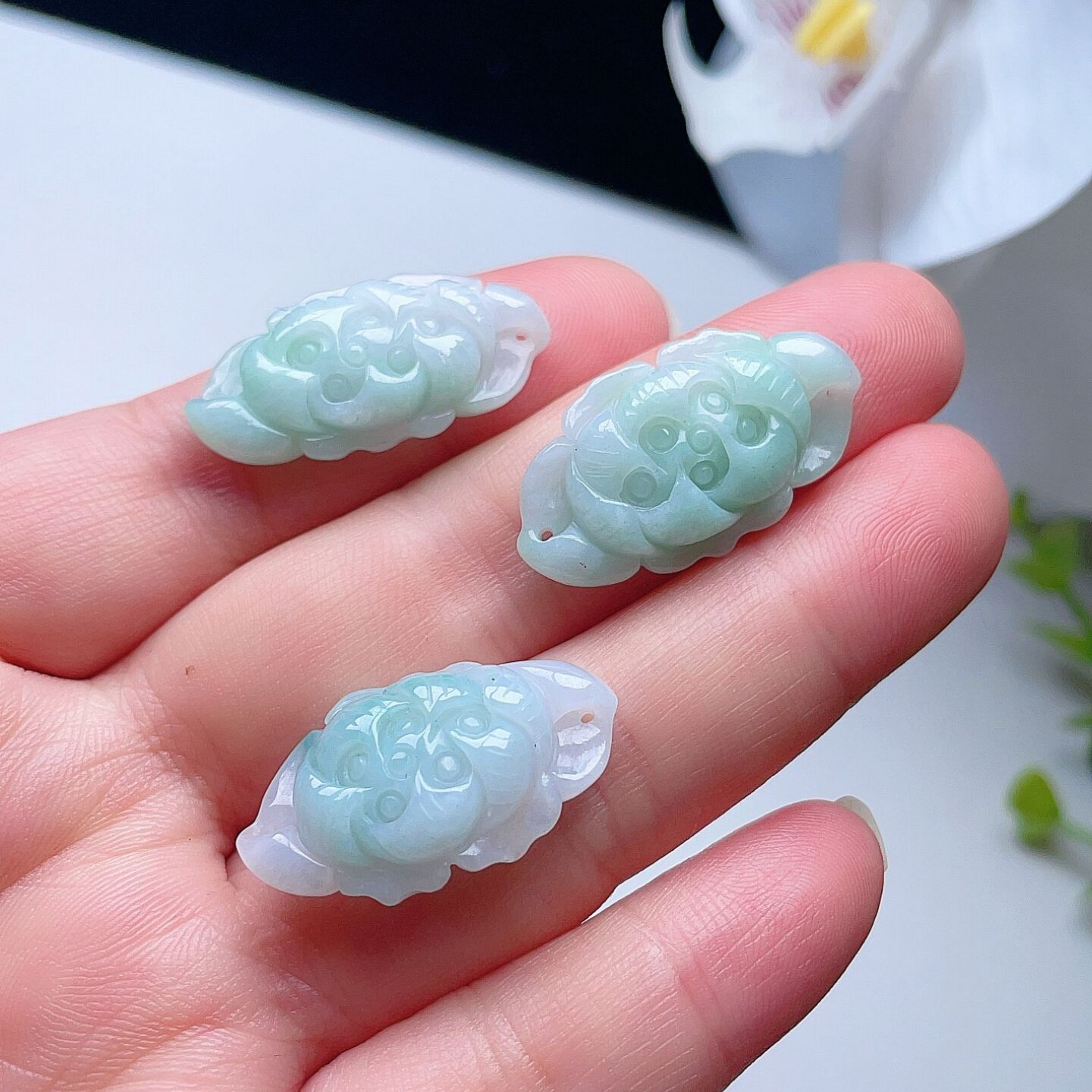 天然翡翠莲花手牌乳白飘阳绿双彩