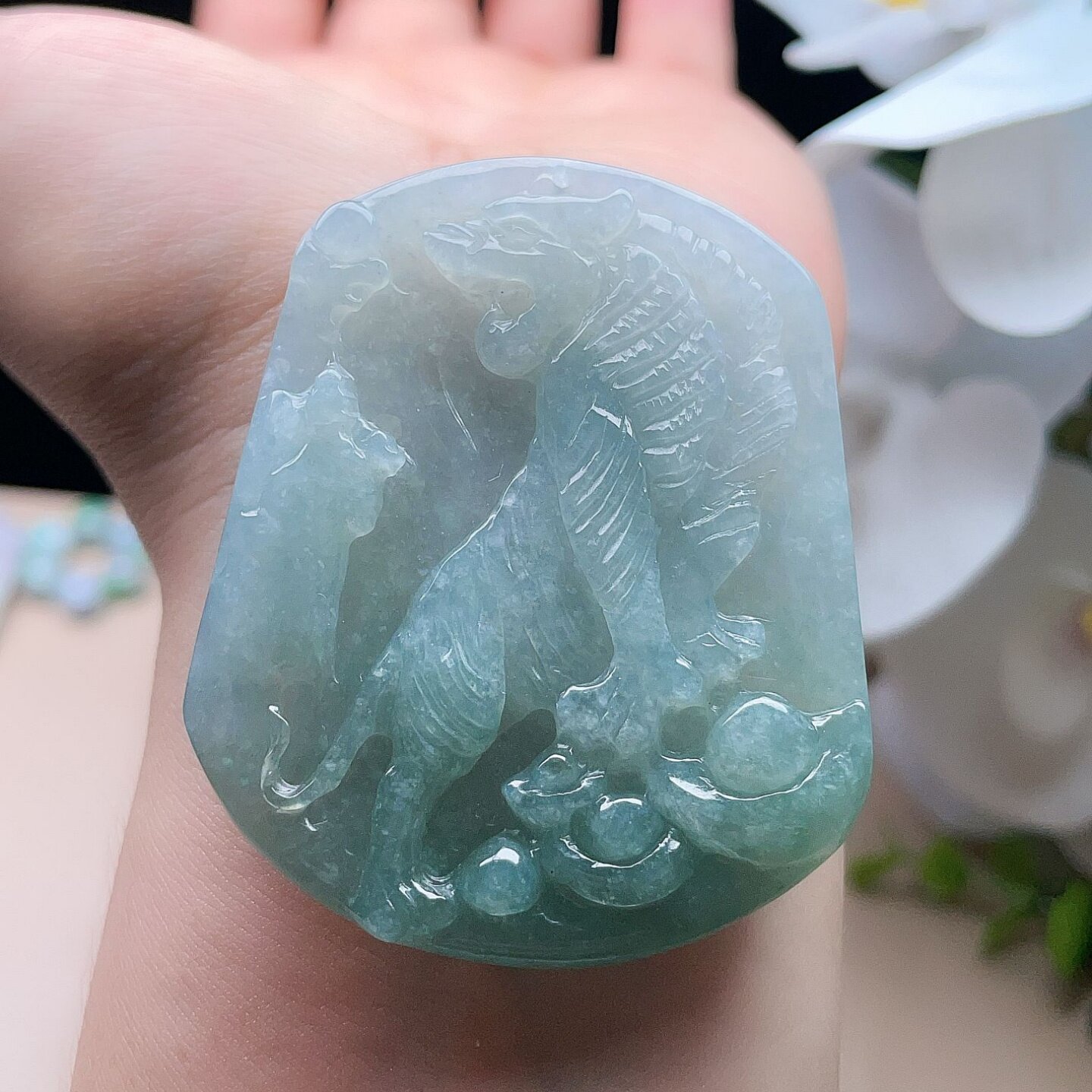 天然翡翠上山虎吊坠乳白淡绿双彩