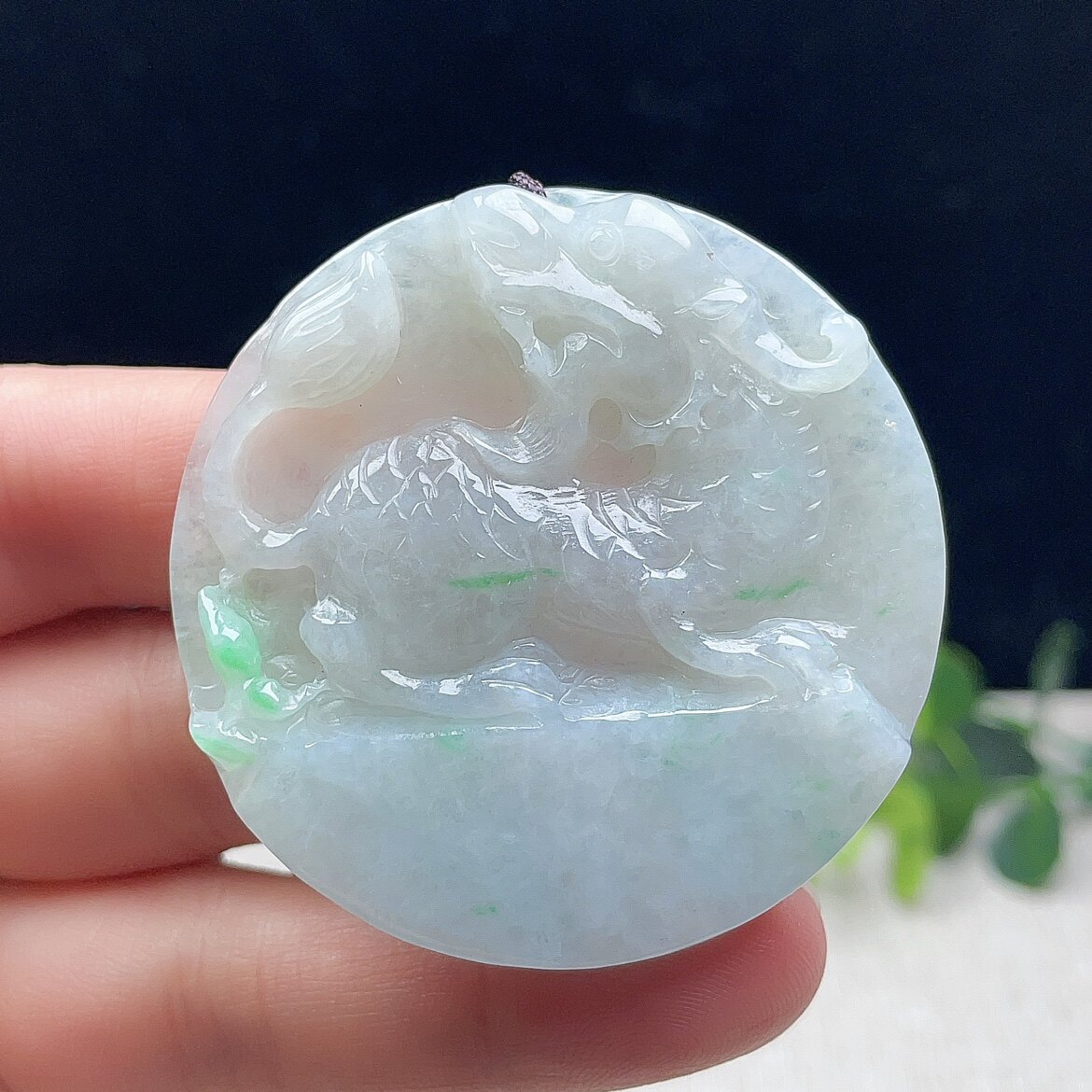 天然翡翠貔貅吊坠乳白飘阳绿入财