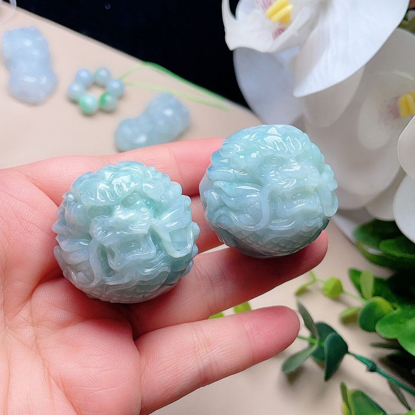 天然翡翠盘龙珠把玩件淡绿小摆件