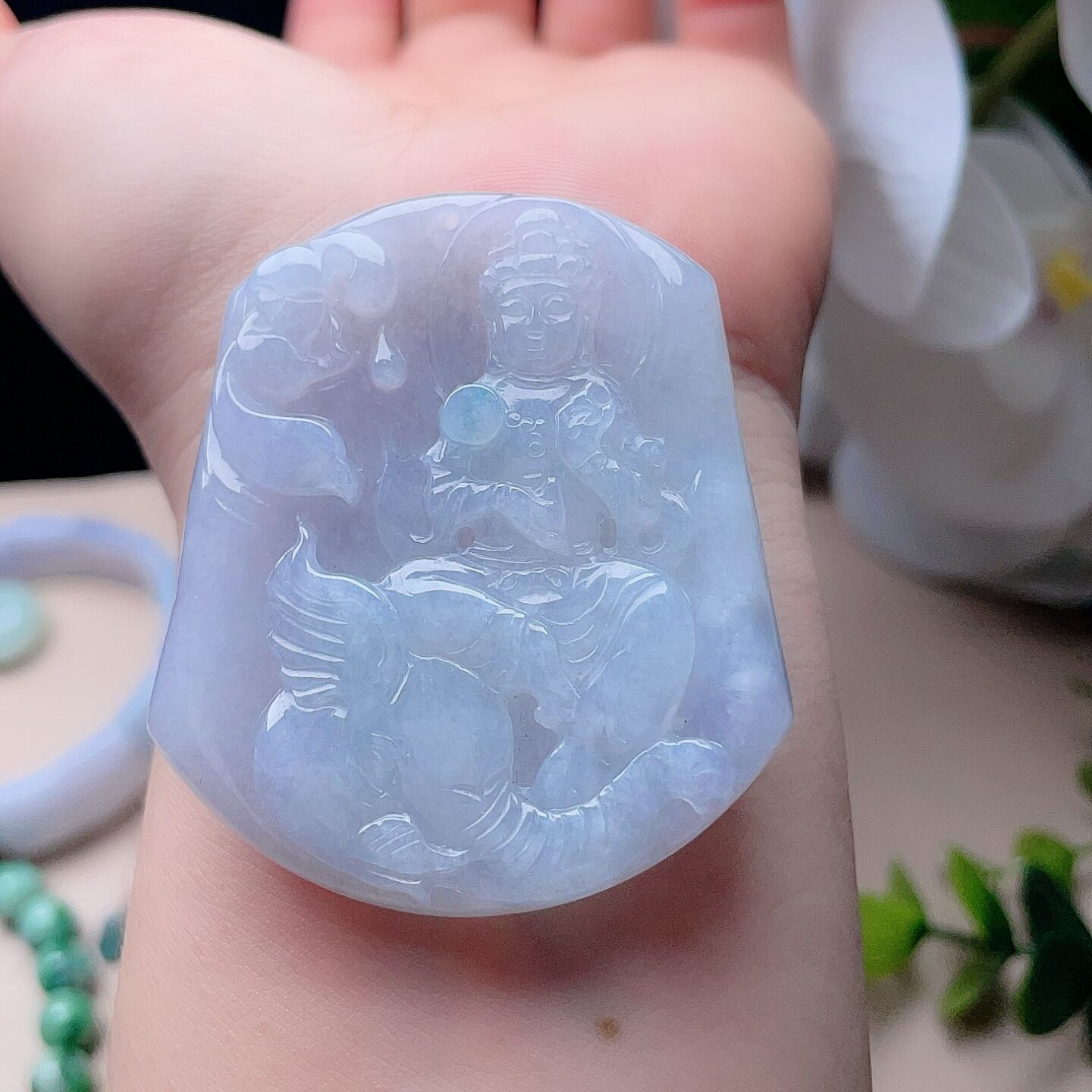 天然翡翠普贤菩萨吊坠乳白淡绿