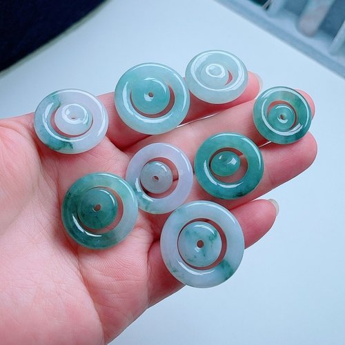 天然翡翠子母扣吊坠淡绿飘花圆扣