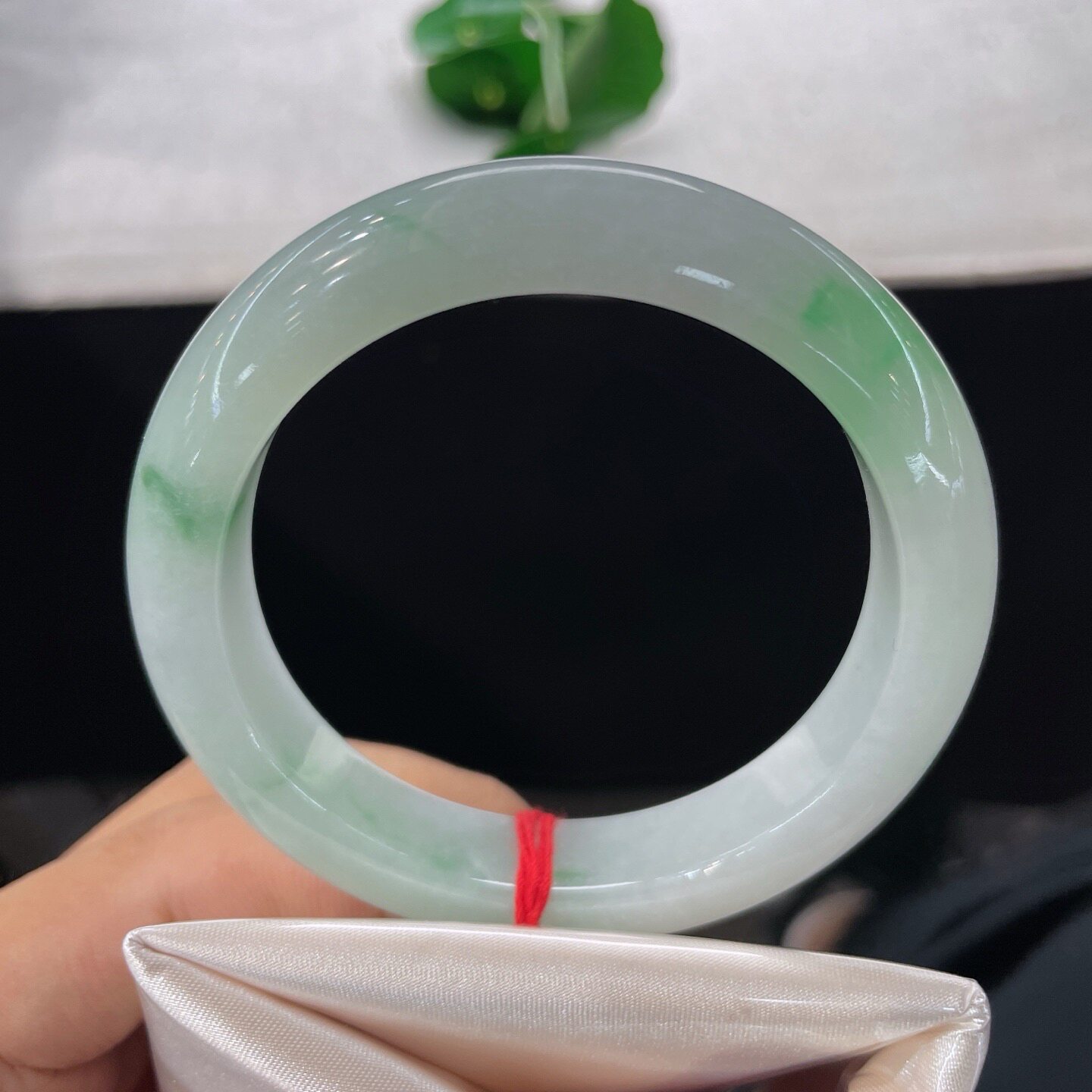 天然A货翡翠手镯淡绿飘阳绿56.8mm缅甸老坑玉镯白底青幸运圈手环
