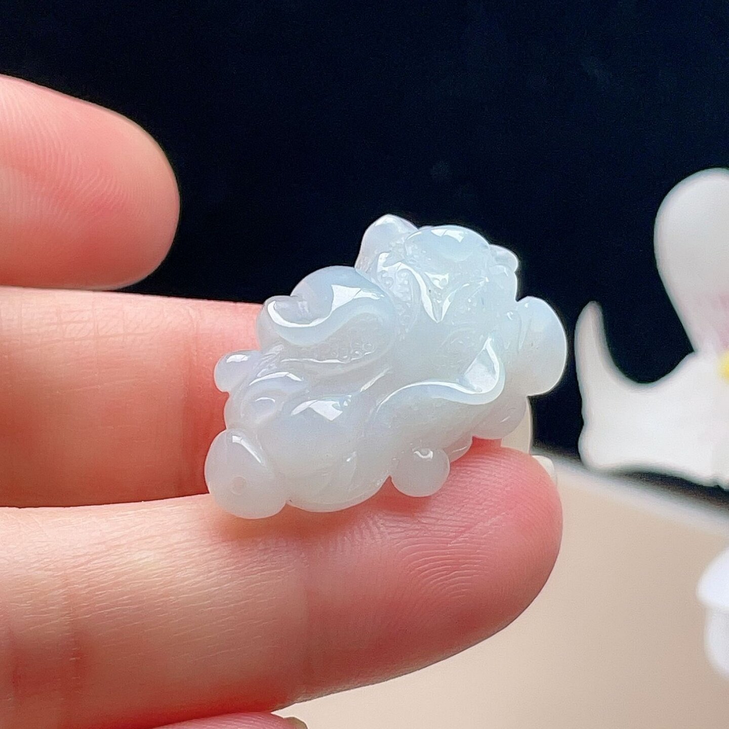 天然翡翠白菜吊坠淡绿底乳白百财