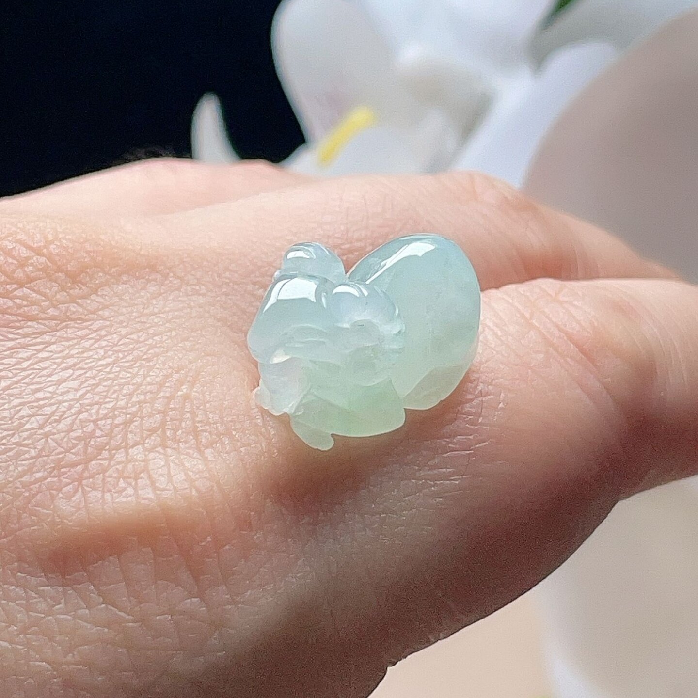 天然翡翠立体生肖羊吊坠冰底淡绿