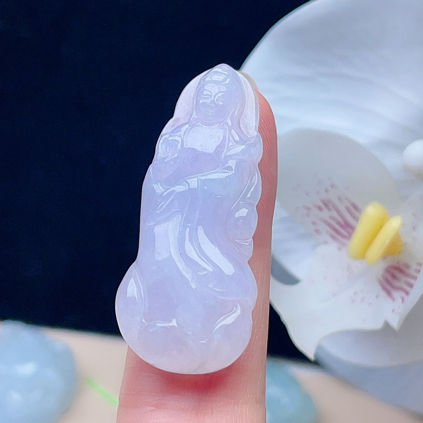 天然翡翠莲花观音乳白淡紫一抹绿